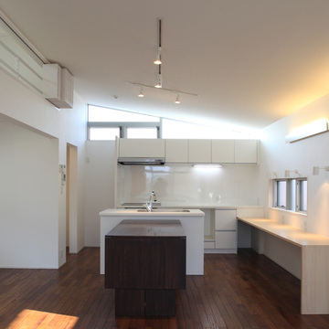 キッチン上にもハイサイド窓を設けLDKを抜ける通風を確保