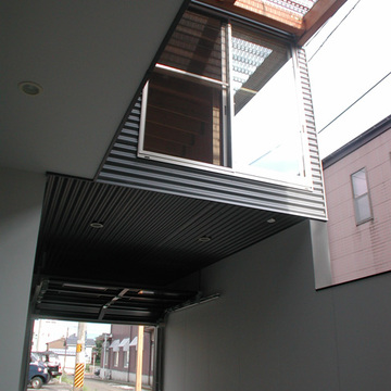 光庭から望む宙に浮かぶような部屋