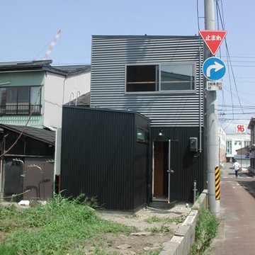 屋内は間口3.9メートルという狭さを感じさせない開放感