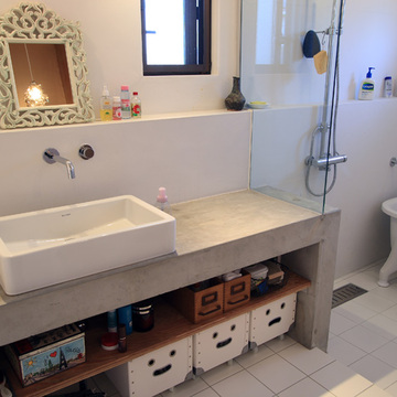 シンプルな内装の仕上げに自分達の好みの雑貨をプラス