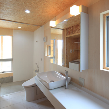 柔らかな光が差し込むトイレと洗面スペース