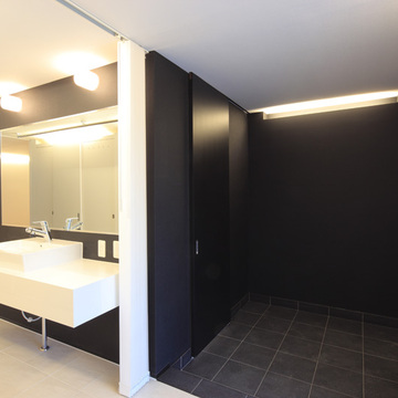 広くシックなデザインの玄関はモダンでも家族で使いやすいスペースに