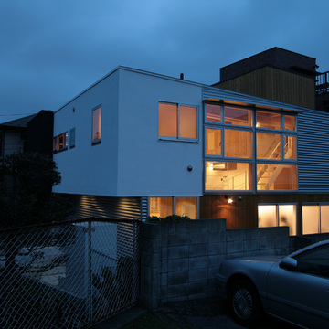 プライバシーに配慮し大きな窓でも中が見えすぎない様な工夫も