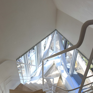 変形敷地ならではの面白い表情の室内