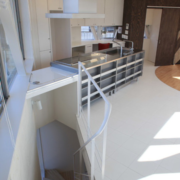 階段を登ると閉鎖的な1階と対象に開放的な空間がひろがる