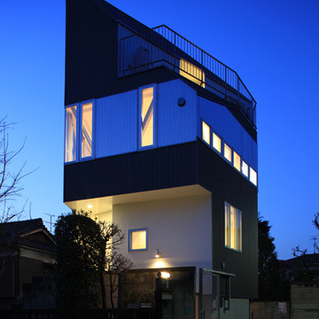 難条件敷地でも地下1階地上3階に2台のカースペースと充実の戸建て