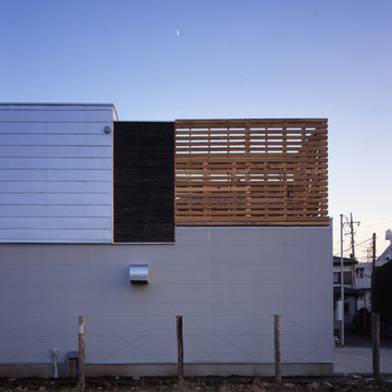 様々な仕上げが調和して楽しい表情を作り出す外観