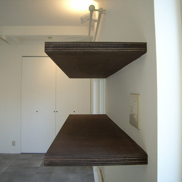 白を基調にした中に濃い木目の棚が落ち着いた雰囲気に