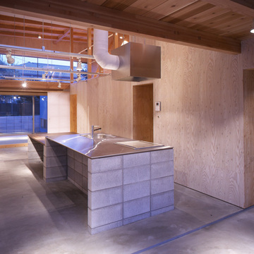 キッチンと平行して収納クローゼット水回りを連続させた動線で家事を効率化