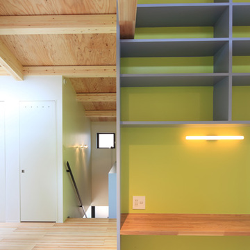 ナチュラルな木目とあざやかなグリーンが心地よい