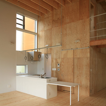 木製ルーバーで意匠的にも美しい天井空間