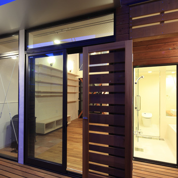 狭い間口でも最大限に窓をとって快適な空間に