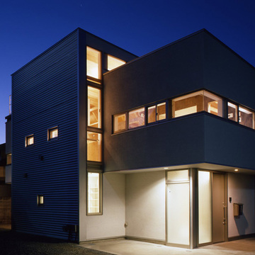 夜にはハイサイド窓から暖かな明かりがもれる外観