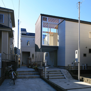 周囲を囲まれた旗竿地に建つ住宅