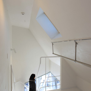 トップライトで隅々まで明るい光がさしこむ