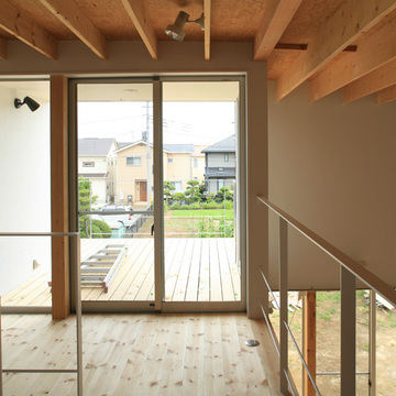 陽光ふりそそぐバルコニーへと続く渡り廊下