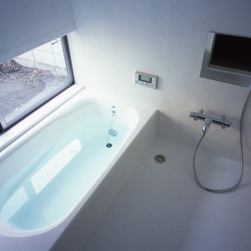 広く落ち着いた雰囲気のバスルーム