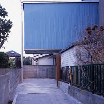 木造ながら片持ちの大胆な外観にこだわりのブルーのカラーリング