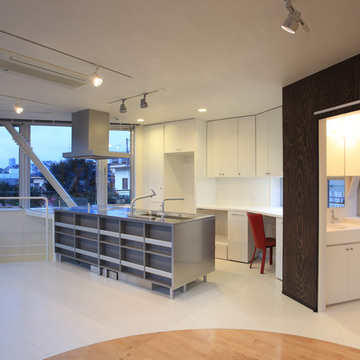 白い空間に階段のナチュラルな木目の踏み板が柔らかい印象をうみだす