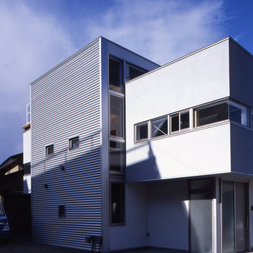 シンプルで直線的なデザインの外観