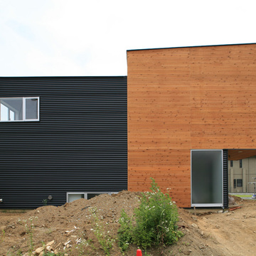 外壁の仕上げを変えて存在感のある外観