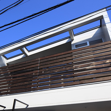 程よく目隠しされた日当りの良いテラス