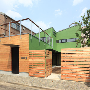 テーマの緑にカラーリングした外観はのんびり柔らかなイメージ