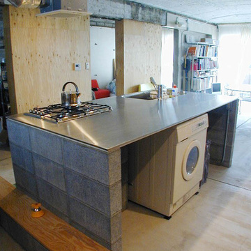 作り込まないラフな仕上げの素材感を活かした内装