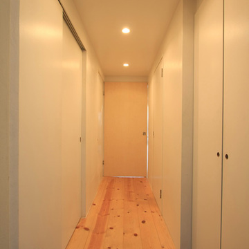 玄関から続くすっきりとした廊下