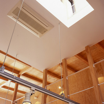 吹き抜けのトップライトから明るい光が差し込む