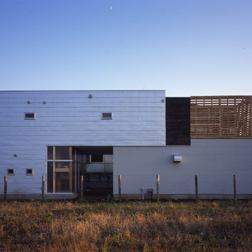 室内空間の区分けを外壁にも表現した個性的な外観
