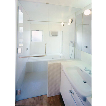 コンパクトでも明るく開放的な浴室