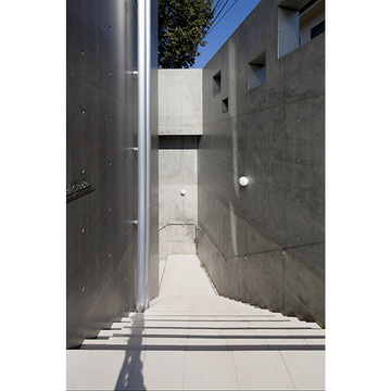 地下のホールヘとつながるアプローチ