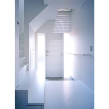 白い玄関ホール