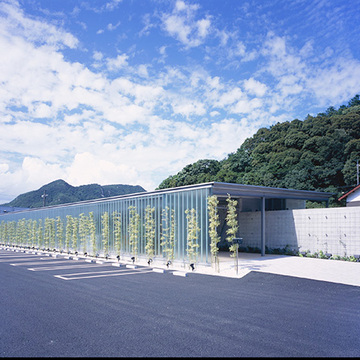 周りの風景にとけ込む様な外観
