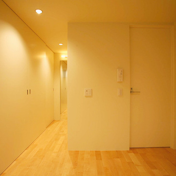 フローリングにとけ込む温かな照明