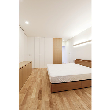 間接照明により落ち着いた印象を与える寝室