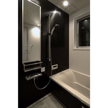 黒でシックにまとめた浴室