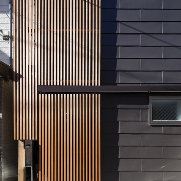 外壁と木の格子の組み合わせが印象的なファサード