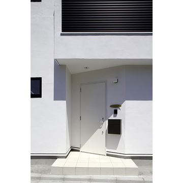 一段上がる玄関アプローチ