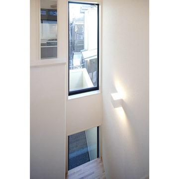 採光窓をふんだんに取り入れた室内