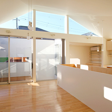 大きな窓のある明るいリビング