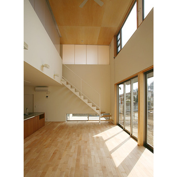 ナチュラルな色のフローリングのLDK