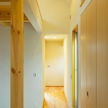 天井のアーチに光りが回り込んでやさしい雰囲気の空間に