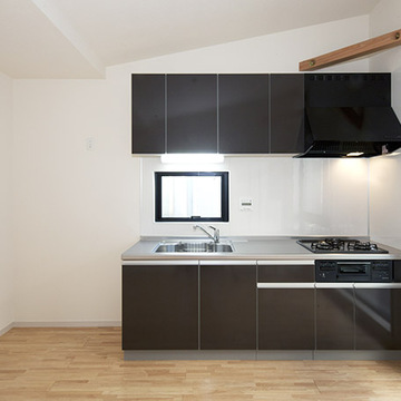 ダークなキッチンが引き締まった印象に