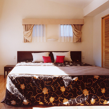 ダブルベッドも楽々のゆったり寝室