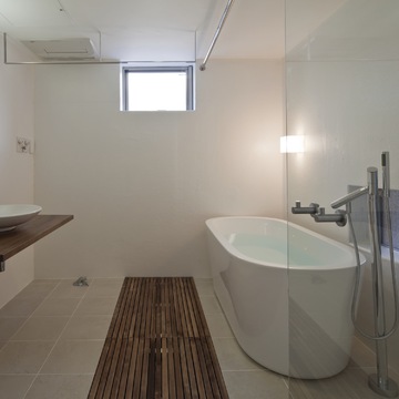 シックでモダンな広々バスルーム