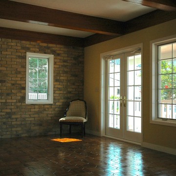 洋風の格子窓がおしゃれな落ち着いた雰囲気のリビングルーム