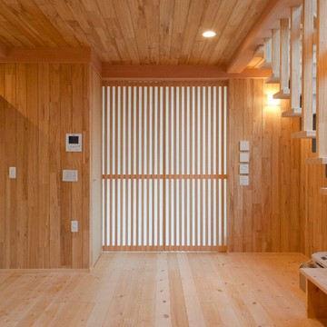 無垢の木に囲まれた暖かな雰囲気の室内