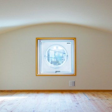 ロフトの小窓からも運河の眺め